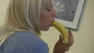 Using banana Valeria polishes her wet pussy with delight